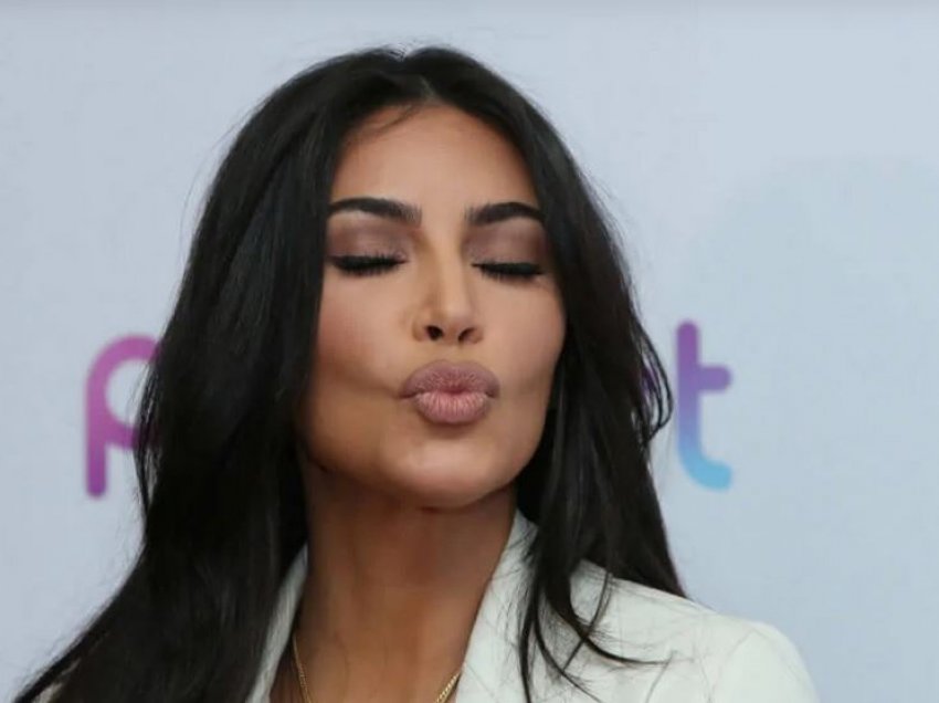 Tentoi katër herë, më në fund Kim Kardashian kaloi provimin e jurisprudencës!