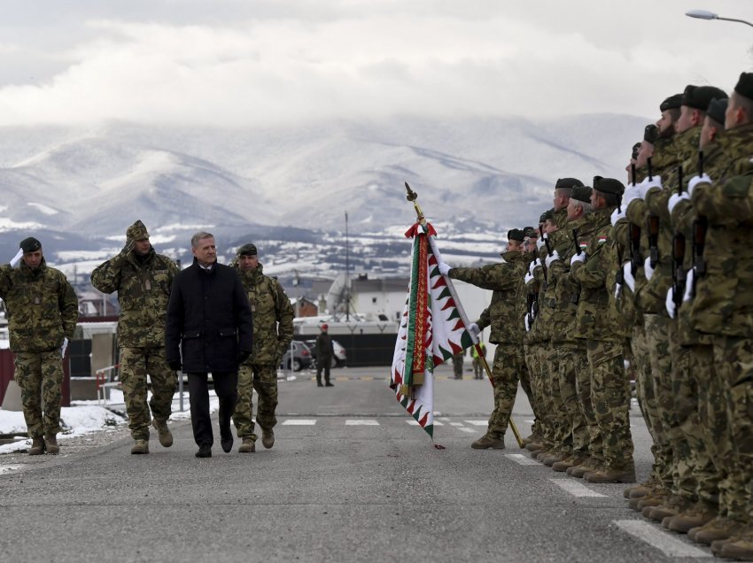 Ministri hungarez falënderon bashkëkombësit e tij në KFOR që po ndihmojnë në mbajtjen e sigurisë për Krishtlindje