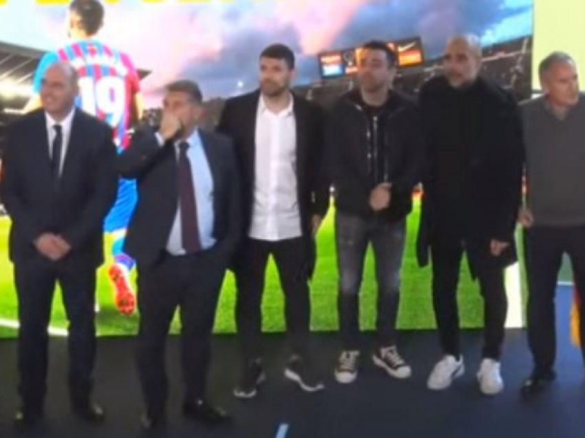 Aguero e mbyll konferencën me një foto së bashku me Xavi-n dhe Guardiolën