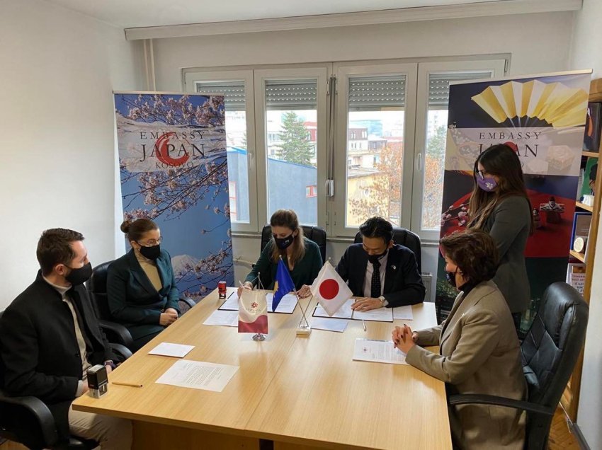 Ambasada e Japonisë i jep grant për shëndetësi Fondacionit Jahjaga