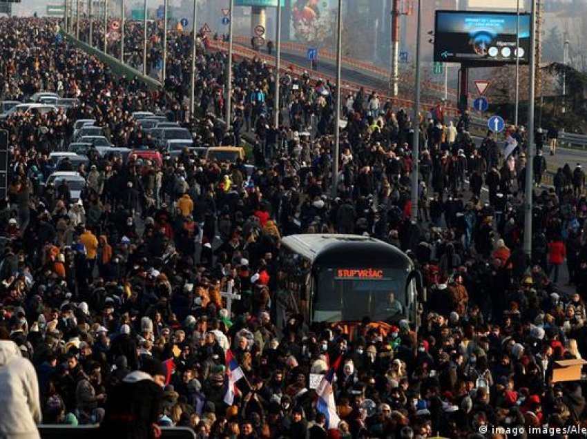 Protestat në Serbi - a po dobësohet Vuçiqi?