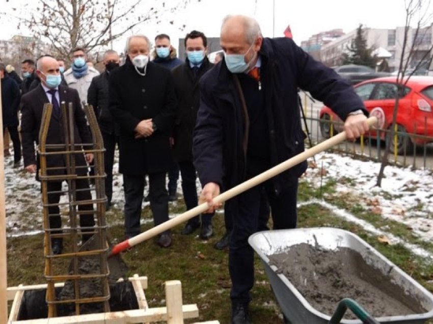 ​Vihet gurthemeli i obeliskut për të përkujtuar punëtorët shëndetësorë