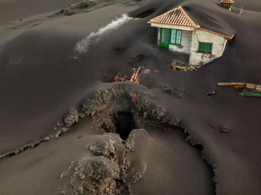 Vullkani në ishullin spanjoll La Palma, pamjet nga ajri tregojnë shtëpitë e mbuluara nga hiri i Cumbre Vieja