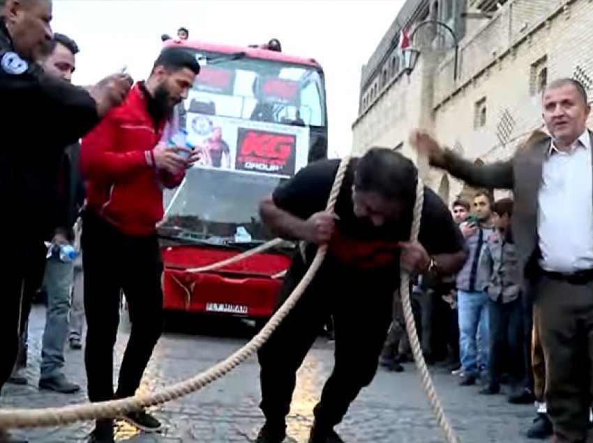 51 vjeçari shënon rekord, tërheq autobusin dykatësh 