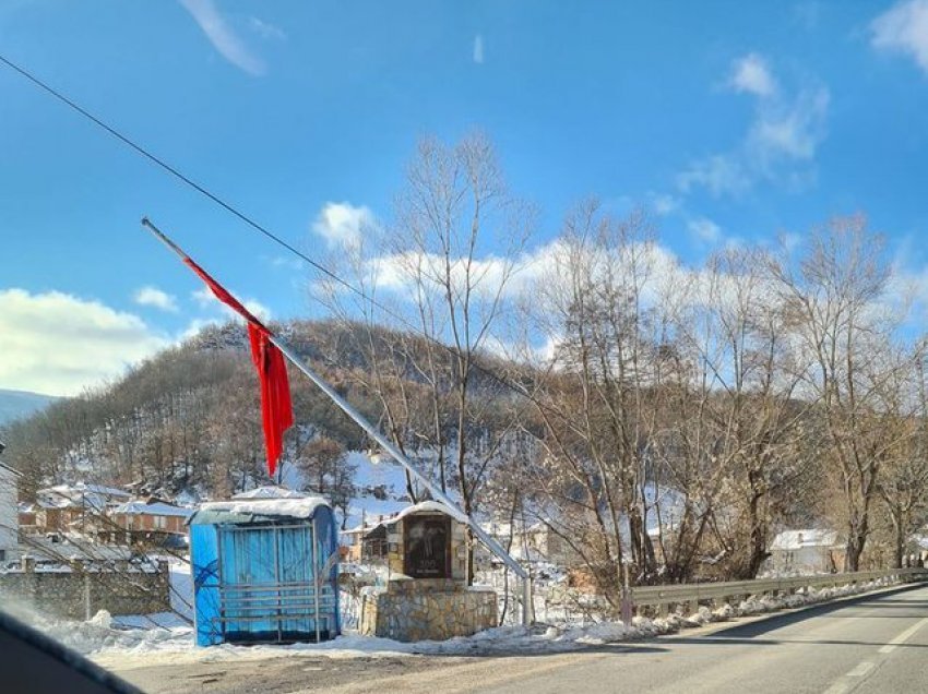 “Të vraftë buka”/ Përdhosi flamuri kuqezi, shqiptari mallkon autorin