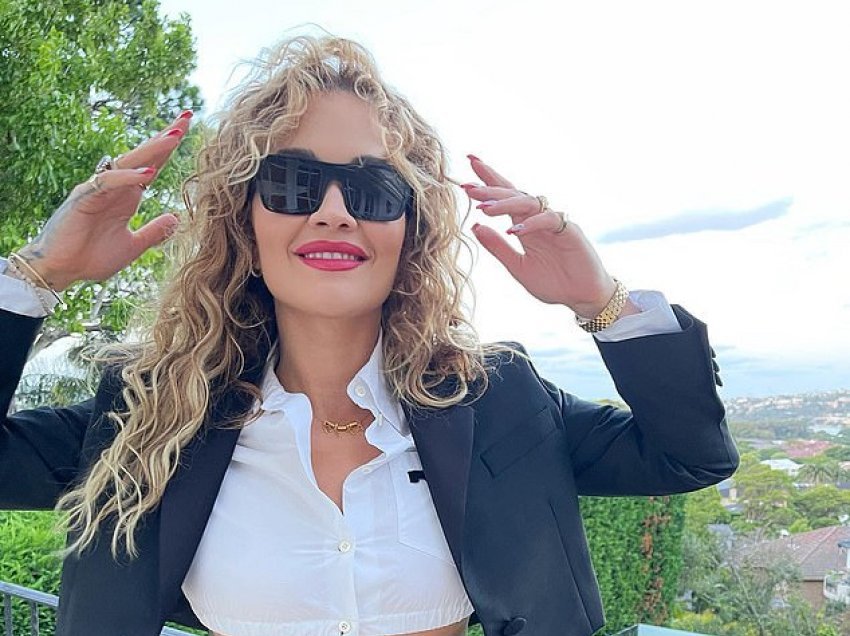 Rita Ora tregon barkun e saj të sheshtë në një sërë fotografish atraktive nga Australia