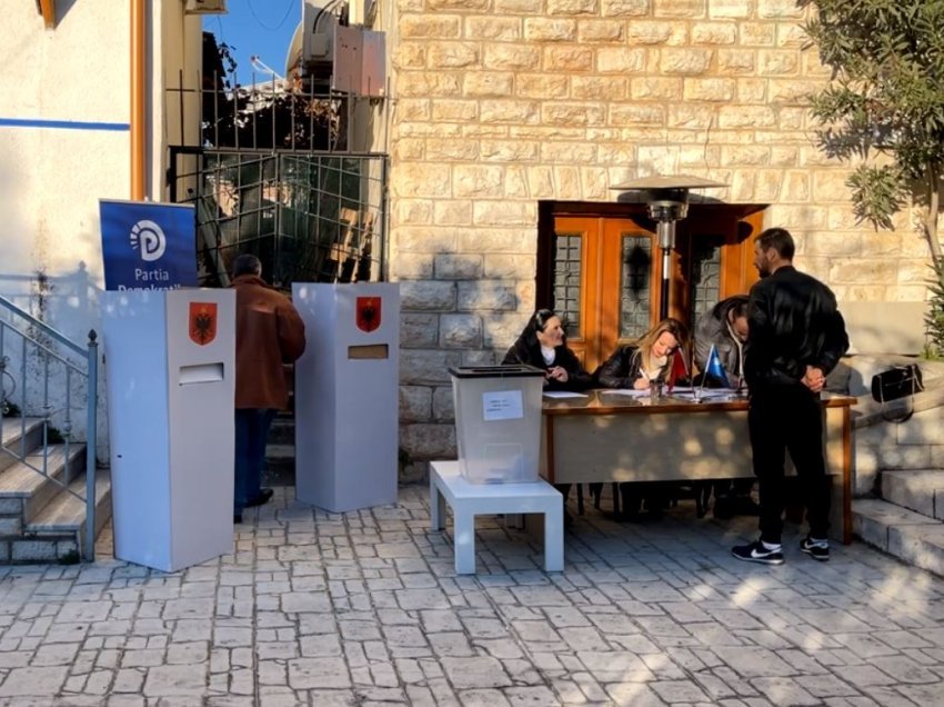 Nis referendumi i thirrur nga Sali Berisha, demokratët në Sarandë votojnë në kushte të pazakonta