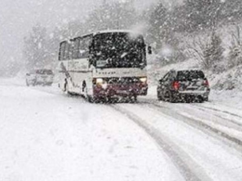 Ndalesë për qarkullim të automjeteve të rënda në rrugën Kërçovë-Ohër