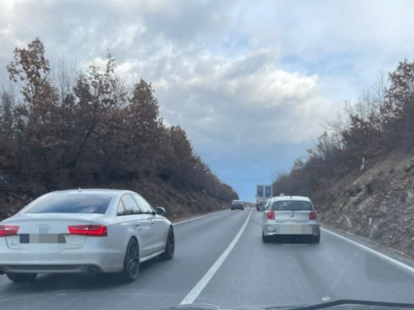 Tejkaloi dy vetura në vijë të plotë, policia dënon me 150 euro një shofer