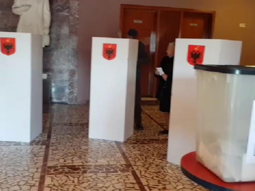 “Shkarkimi” i Bashës/ Nis procesi i numërimit të votave. Ja rezultatet në Pogradec dhe Kolonjë