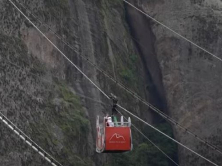 Babadimri në sajë krishlindjesh zbret me teleferik në Rio de Janeiro