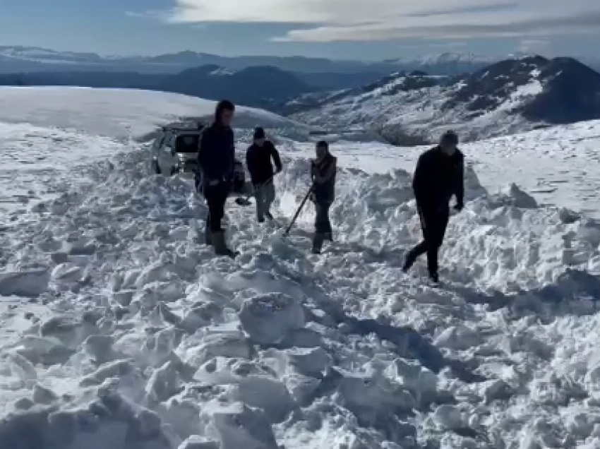 Panariti i bllokuar nga dëbora, banorët tentojnë të hapin rrugën me mjete rrethanore