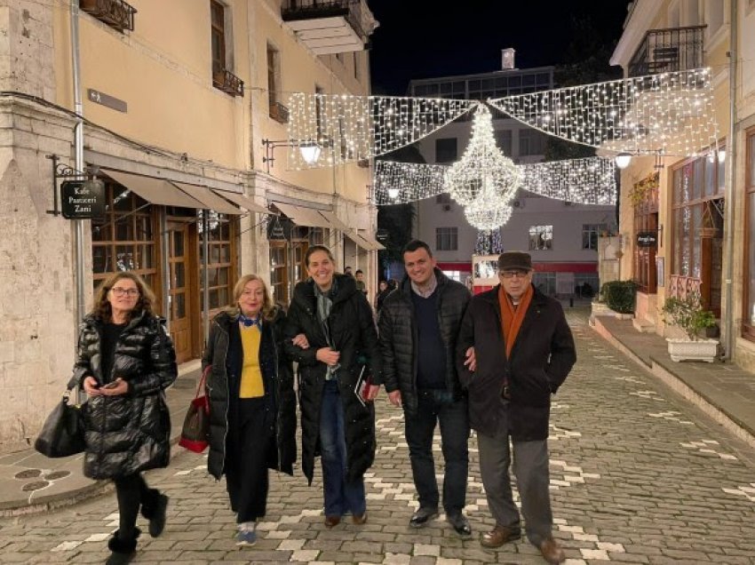 ​Kadare viziton Gjirokastrën: Është bërë si Parisi