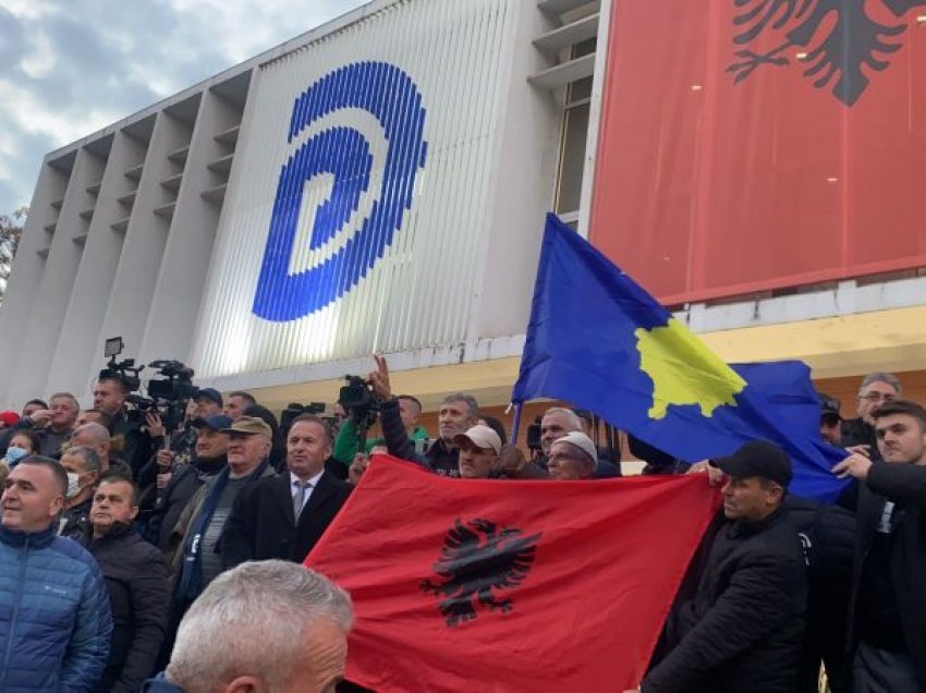 Tensione në oborrin e selisë së PD-së/ Fiken dritat, protestuesit: Rama ik, Basha ik!