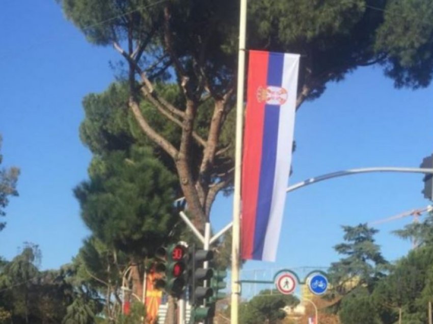 Flamuri serb valëvitet në Tiranë, Rama heq kërpudhën dhe vendos kangjella mbrojtëse