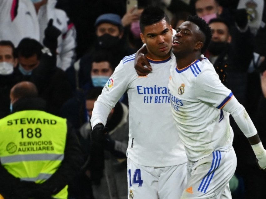 Casemiro i “tërheq veshin” 