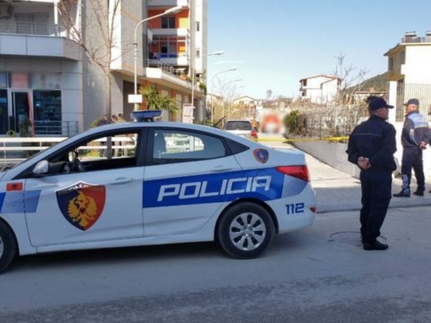 Poliçan, kërcënonte me thikë qytetarët e policët brenda lokalit, arrestohet 44-vjeçari