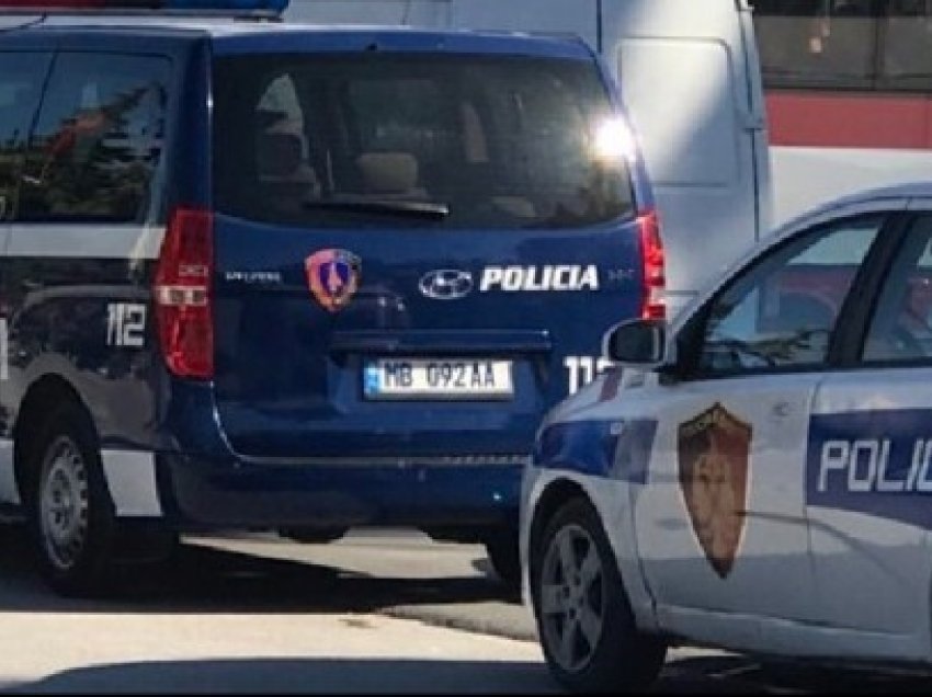 Poliçan/ 44-vjeçari hyn në lokal dhe kërcënon me thikë klientët