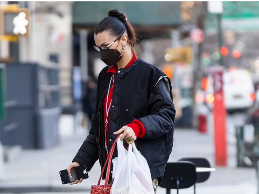 Bella Hadid merr vëmendje me veshjen plot stil rrugëve të New York