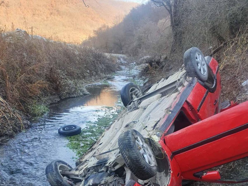 Pamje/ Një veturë humb kontrollen, bie poshte liqenit të Badovcit - lëdohen tre persona