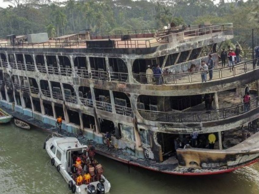 Dhjetëra të vdekur nga zjarri që përfshiu tragetin në Bangladesh