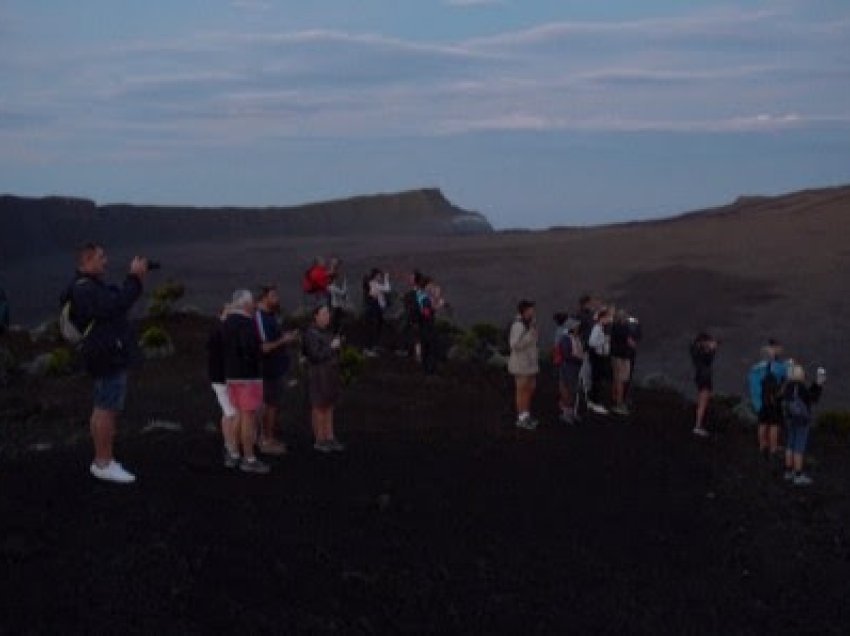 ​Shpërthimi i vullkanit tërheq dhjetëra turistë në ishullin francez të oqeanit 