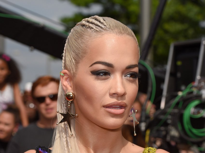 Rita Ora uron fansat për Krishtlindje me foto në bikini