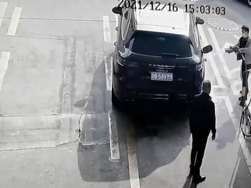 Një burrë në Kinë i vuri flakën veturës Porsche Cayenne gjatë furnizimit me karburant, ndërsa një grua ishte ende brenda saj