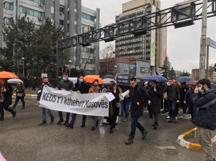 Përfundon protesta për reduktimet e rrymës/ Kërkohet shkarkimi i Rizvanollit dhe nacionalizimi i KEDS-it