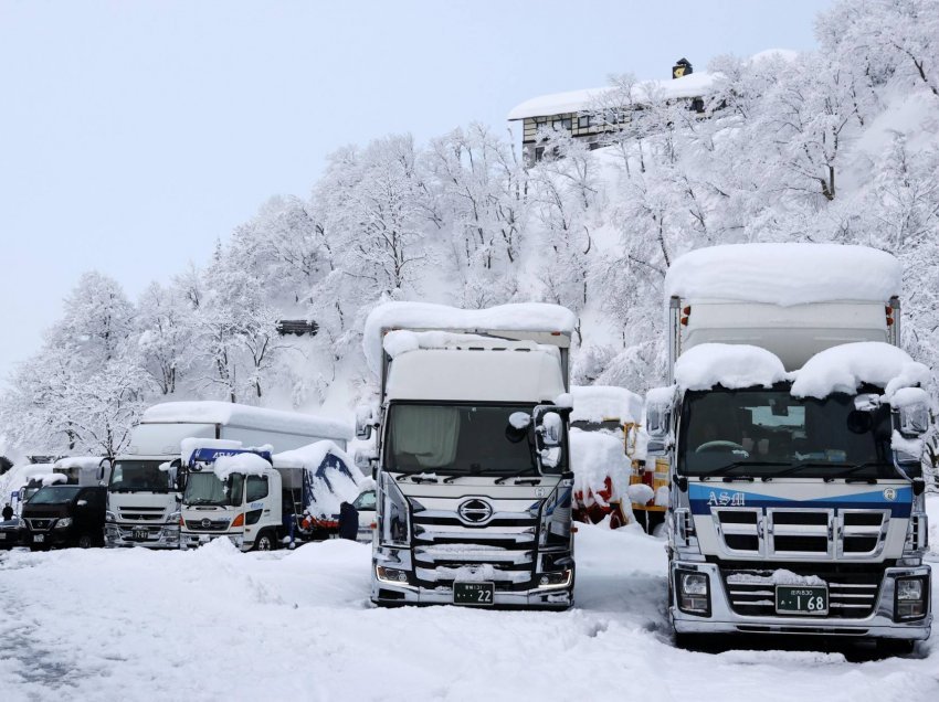 Moti keq godet Japoninë/ Bllokohet autostrada, anulohen fluturime probleme në rrjetin hekurudhor