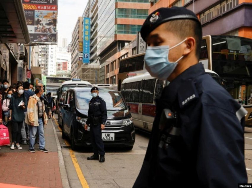 Bastisjet policore çojnë në mbylljen e një gazete në Hong Kong