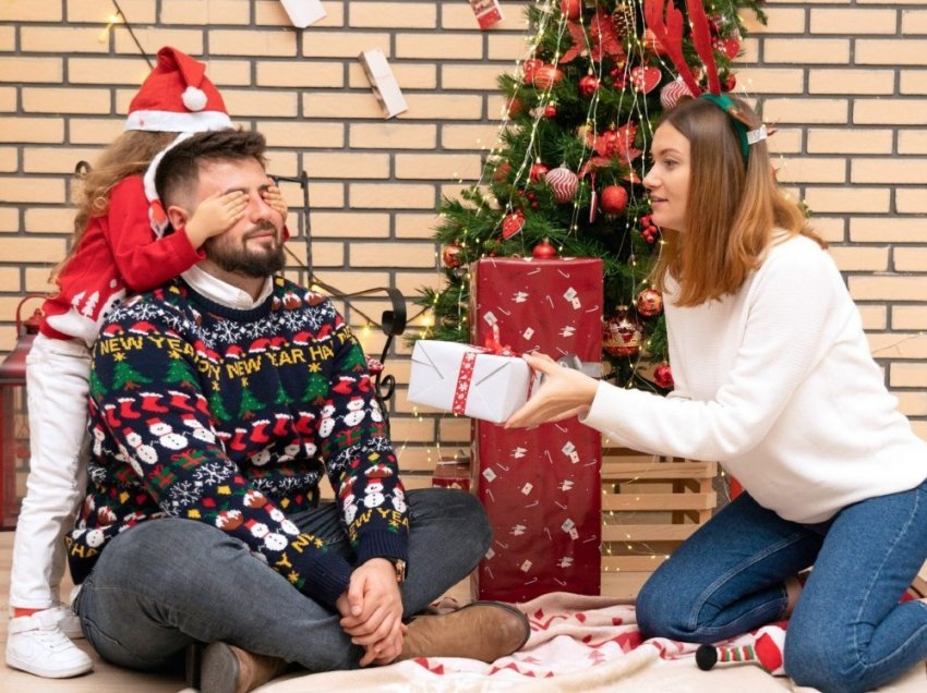 Si të përballoni festat me të afërmit, këshillat e psikologut Gerry Grassi