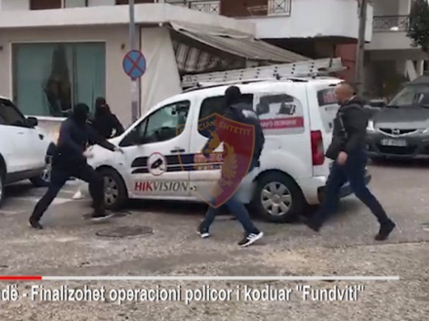 Pamje/ Vodhën supermarketin, policia publikon momentin e arrestimit të dy autorëve, një prej tyre punonjës