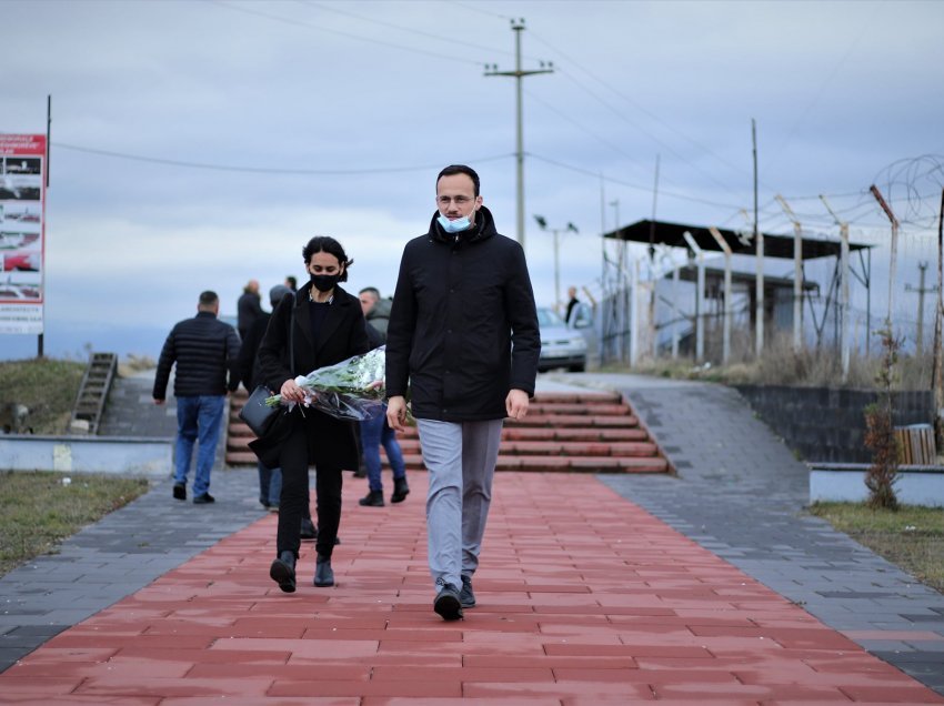 Hyseni bën homazhe te varrezat e dëshmorëve