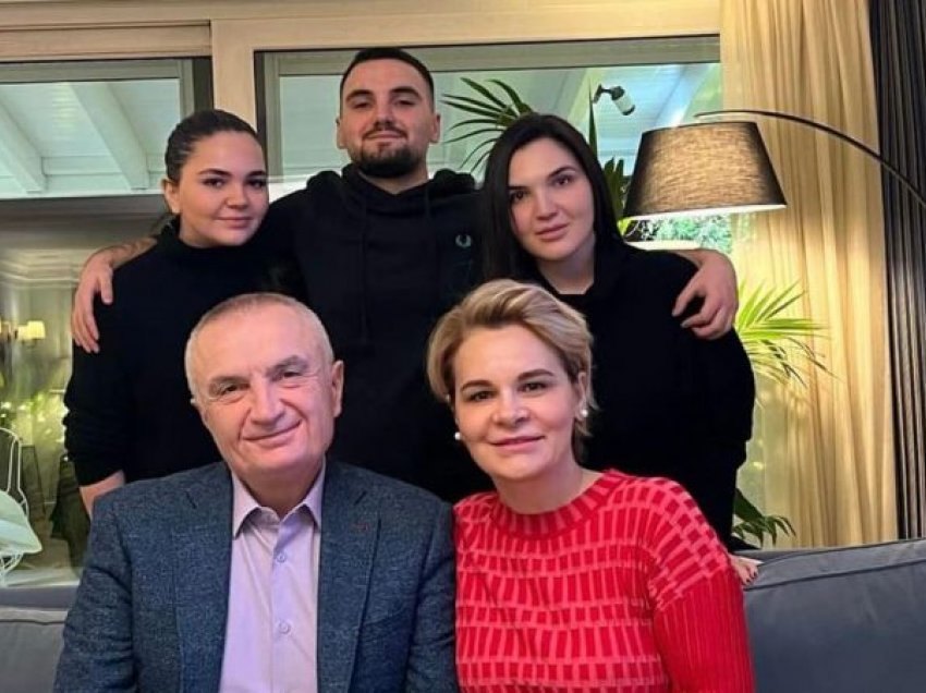 Kryemadhi i uron shqiptarëve Vitin e Ri me një foto familjare