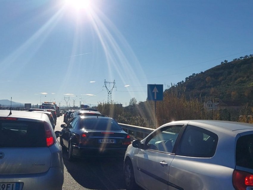 Të gjithë presin ndërrimin e viteve në Korçë, rëndohet trafiku që në hyrje të Elbasanit