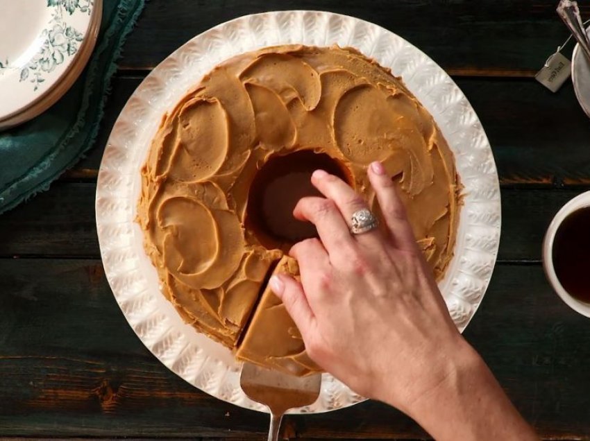 Keku me karamel – Receta e shijshme dhe e lirë, të gjithë përbërësit i ka çdo shtëpi