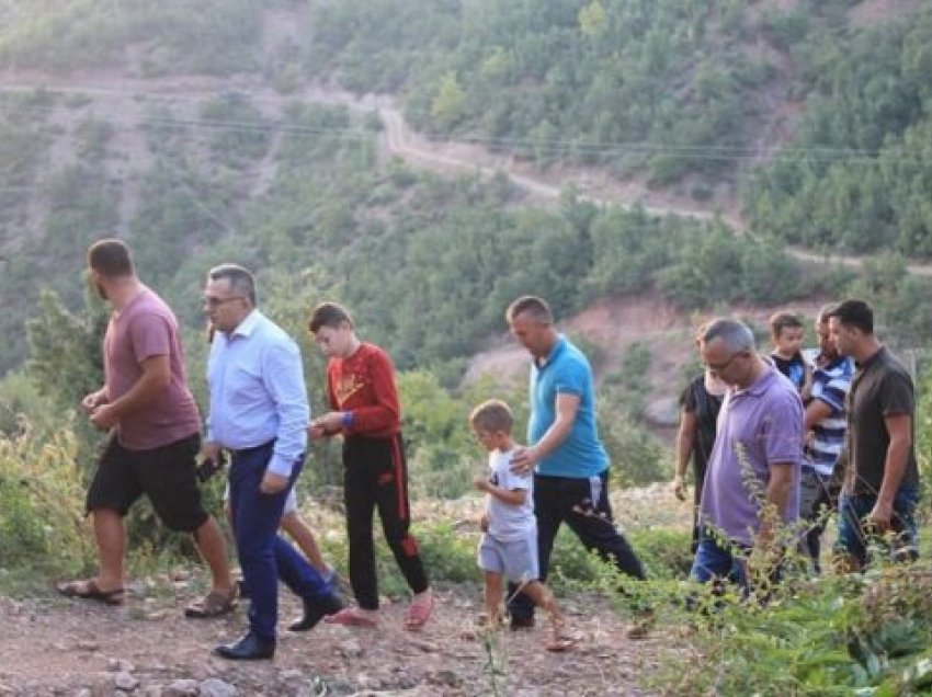 Izolohehet fshati prej shembjes së 3 km rrugë, banorët: Nuk dërgojmë dot fëmijët në shkollë