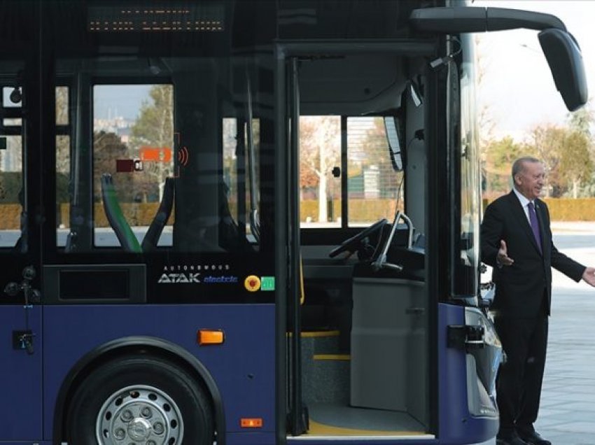 Erdogan “teston” autobusin elektrik pa drejtues, të zhvilluar nga inxhinierët turq