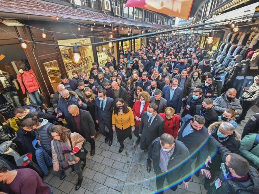 Vetëvendosja hap fushatën në Pejë, simpatizantët përloten kur e takojnë Kurtin