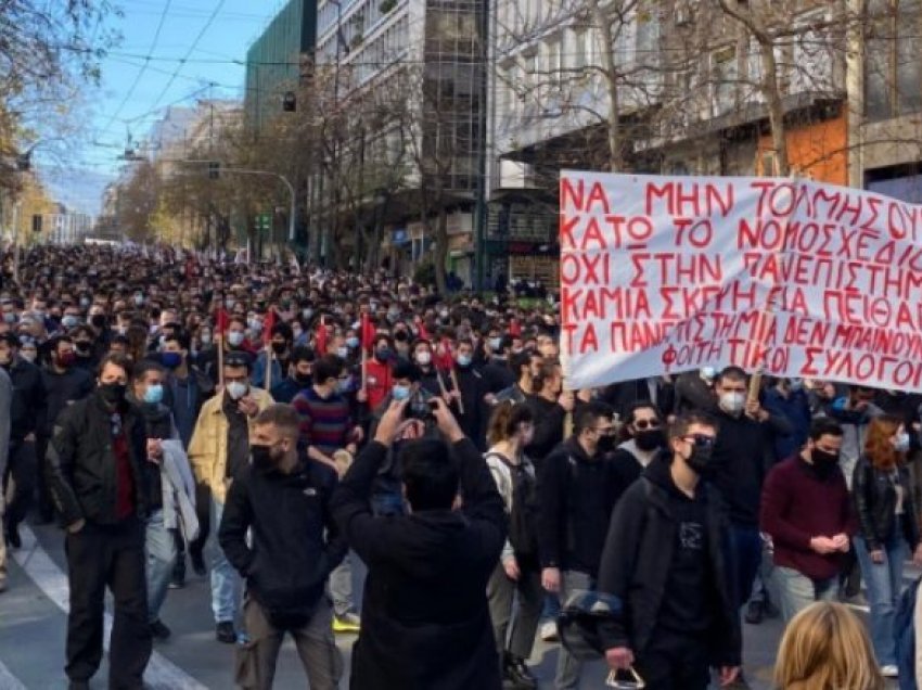 Studentët përplasën me policinë në Athinë