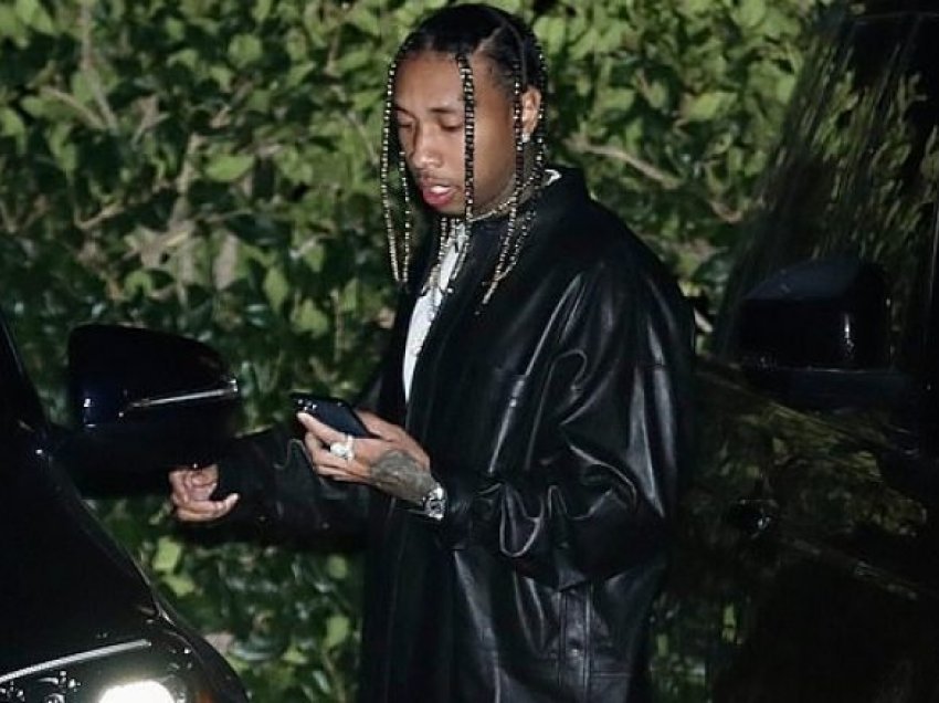 Tyga shfaqet duke u shëtitur në Malibu me një vajzë misterioze