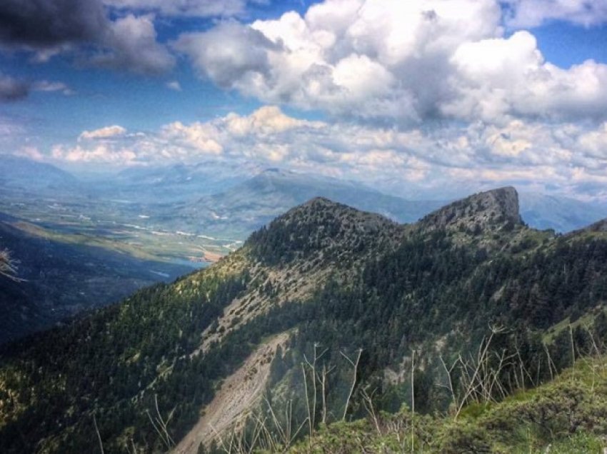 20 alpinistët të bllokuar në malin e Murganës, momenti kur mundohen të transportojnë të plagosurin