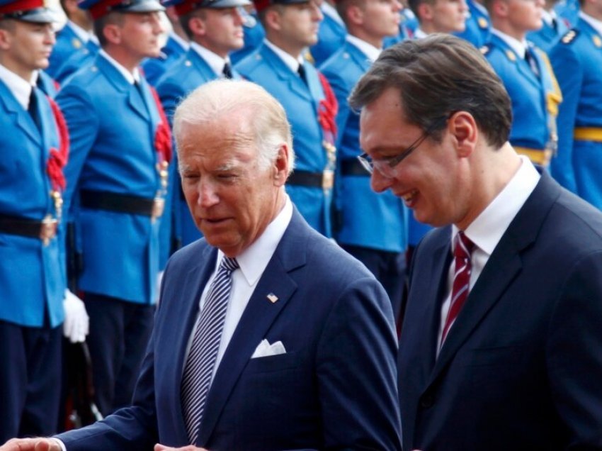 Biden inkurajon Vuçiqin për njohjen e Kosovës, ja çka shkruan REL