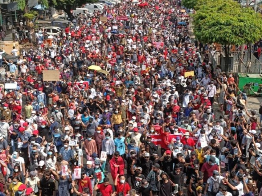 Mianmar, dhjetëra mijëra në protesta kundër grushtit të shtetit