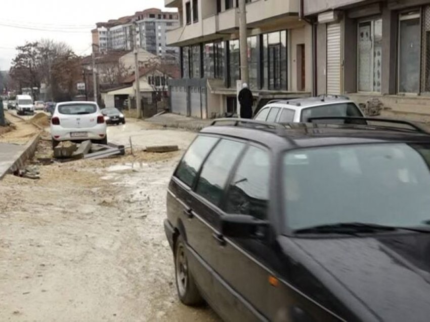 Ngecin punimet në rrugën që shpie drejtë lagjes së Shutkës