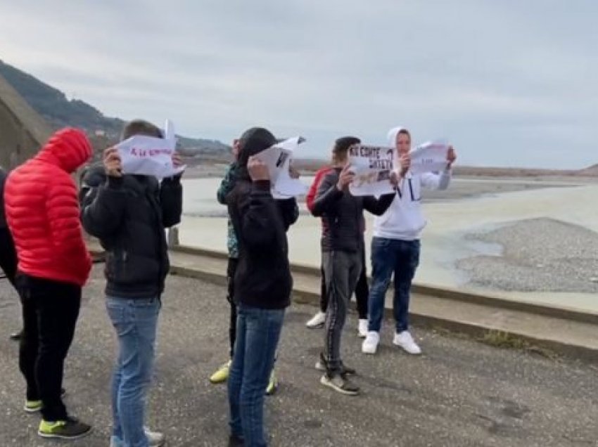 Degradimi i urës së Zogut, të rinjt dalin në protestë: Ku është shteti?