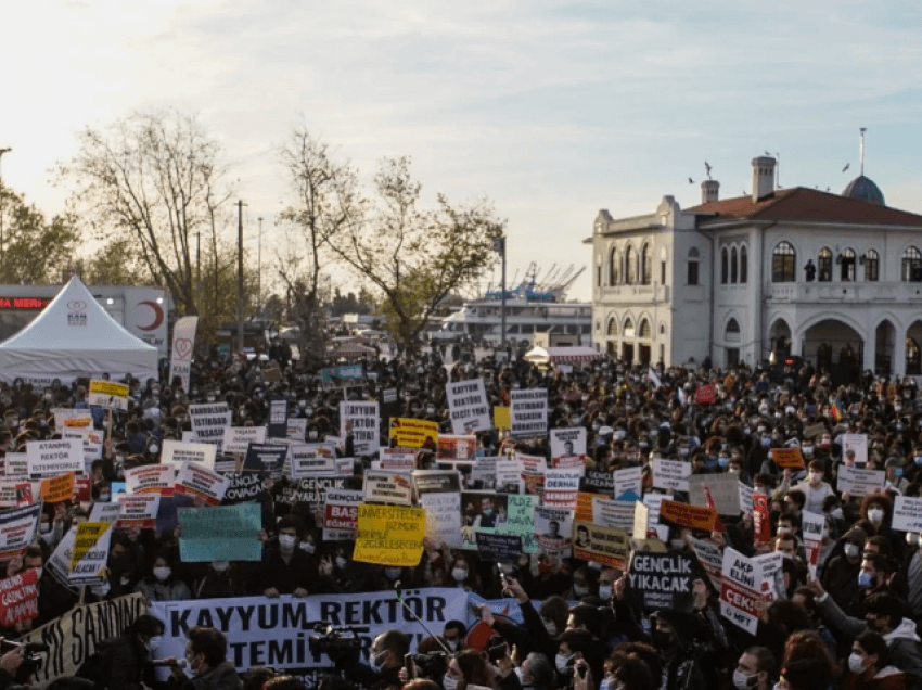 Vazhdojnë arrestimet e studentëve protestues në Turqi