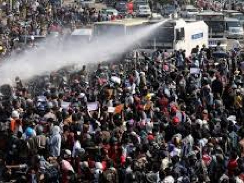 Udhëheqësi i grushtit të shtetit në Mianmar mbron aksionin mes protestave masive