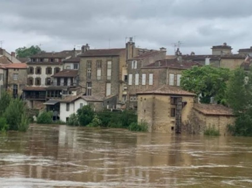 Francë, përmbytje të papara prej dekadash